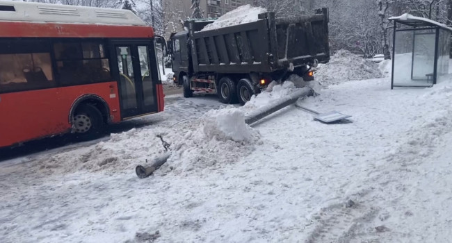 Грузовик сбил столб на улице Фруктовой в Нижнем Новгороде, пострадала пенсионерка