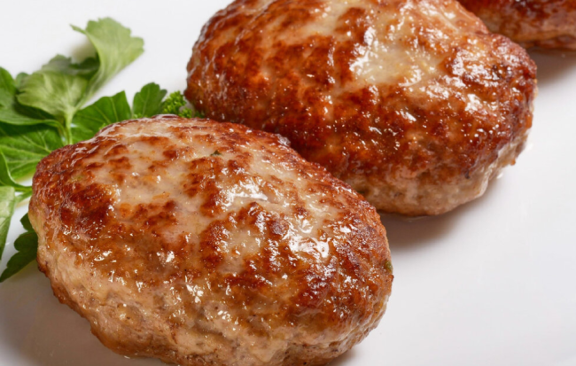 Секрет нежных котлет: как минеральная вода улучшает текстуру фарша