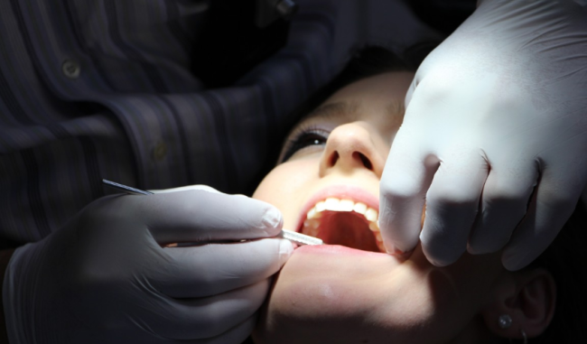 Обратите внимание на изменения в полости рта: когда стоит обратиться к стоматологу