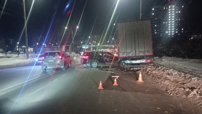 Водитель &laquo;БМВ&raquo; врезался в грузовик в Нижнем Новгороде, пострадала пассажирка