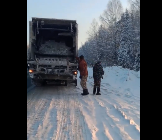В Нижегородской области водитель мусоровоза убрал отходы, выпавшие из машины
