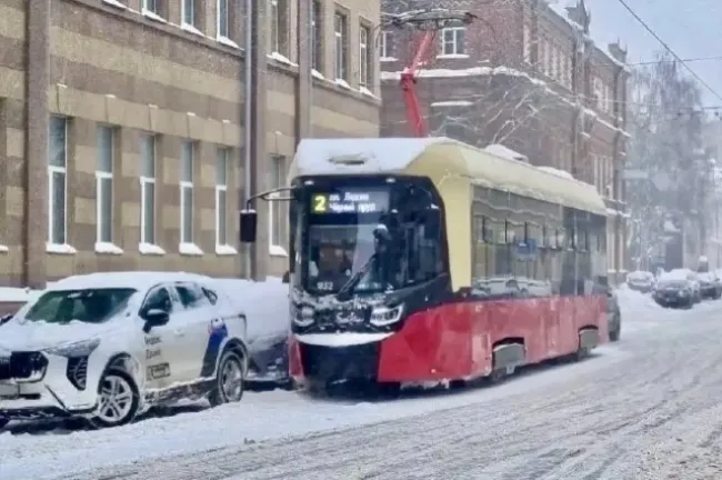 Трамваи остановились в Нижнем Новгороде из-за припаркованных автомобилей на Печерской