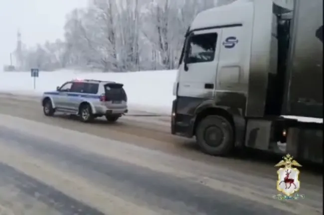 Инспекторы ГИБДД помогли фурам выбраться из снежного затора в Кстовском округе
