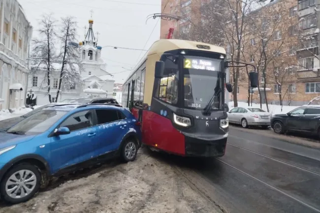 Нижегородцы оставляют автомобили на трамвайных путях, вызывая задержки транспорта