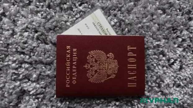 Тарасов вручил паспорта школьникам в Заксобрании Нижнего Новгорода