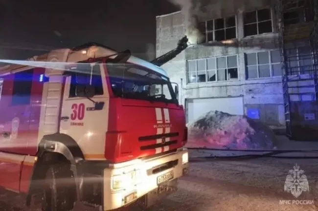 Пожар в мебельном цехе Нижнего Новгорода уничтожил 100 квадратных метров