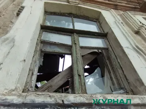 Атака беспилотников повредила окно дома в Дзержинске