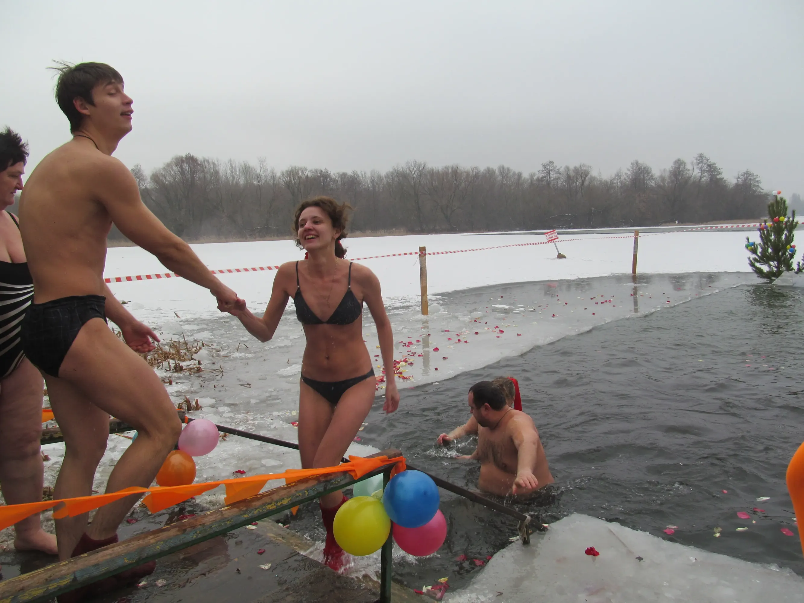 Нижегородские моржи поделились опытом закаливания и погружения в холодную воду