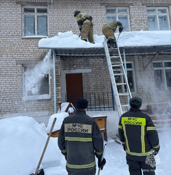 Спасатели очистили крышу детского сада в Заволжье от снега и сосулек