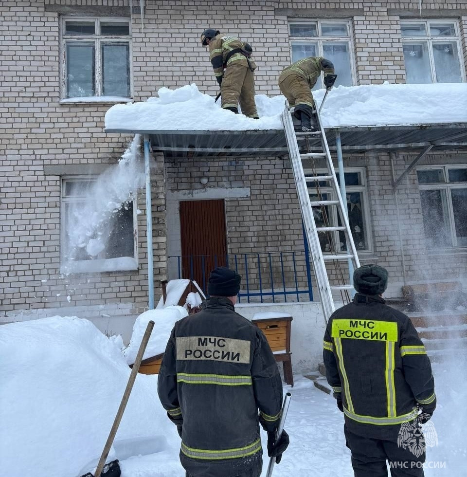 Спасатели очистили крышу детского сада в Заволжье от снега и сосулек