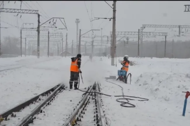 Нижегородские железнодорожники увеличили уборку снега в условиях непогоды