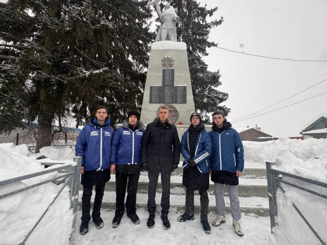 Активисты очистили памятник героям войны от снега в Новопокровском