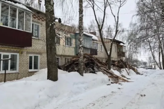 Крыша многоквартирного дома обрушилась в Княгининском округе из-за снега