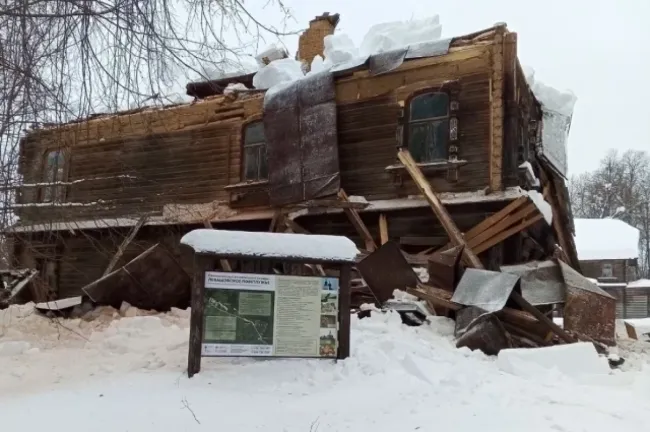 Обрушение крыши усадьбы Левашевых в Нижегородской области из-за снега