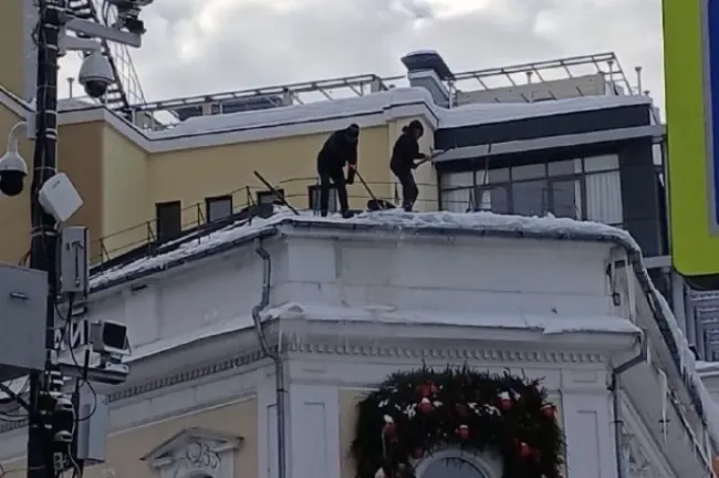 Рабочие в Нижнем Новгороде чистили крышу без средств защиты