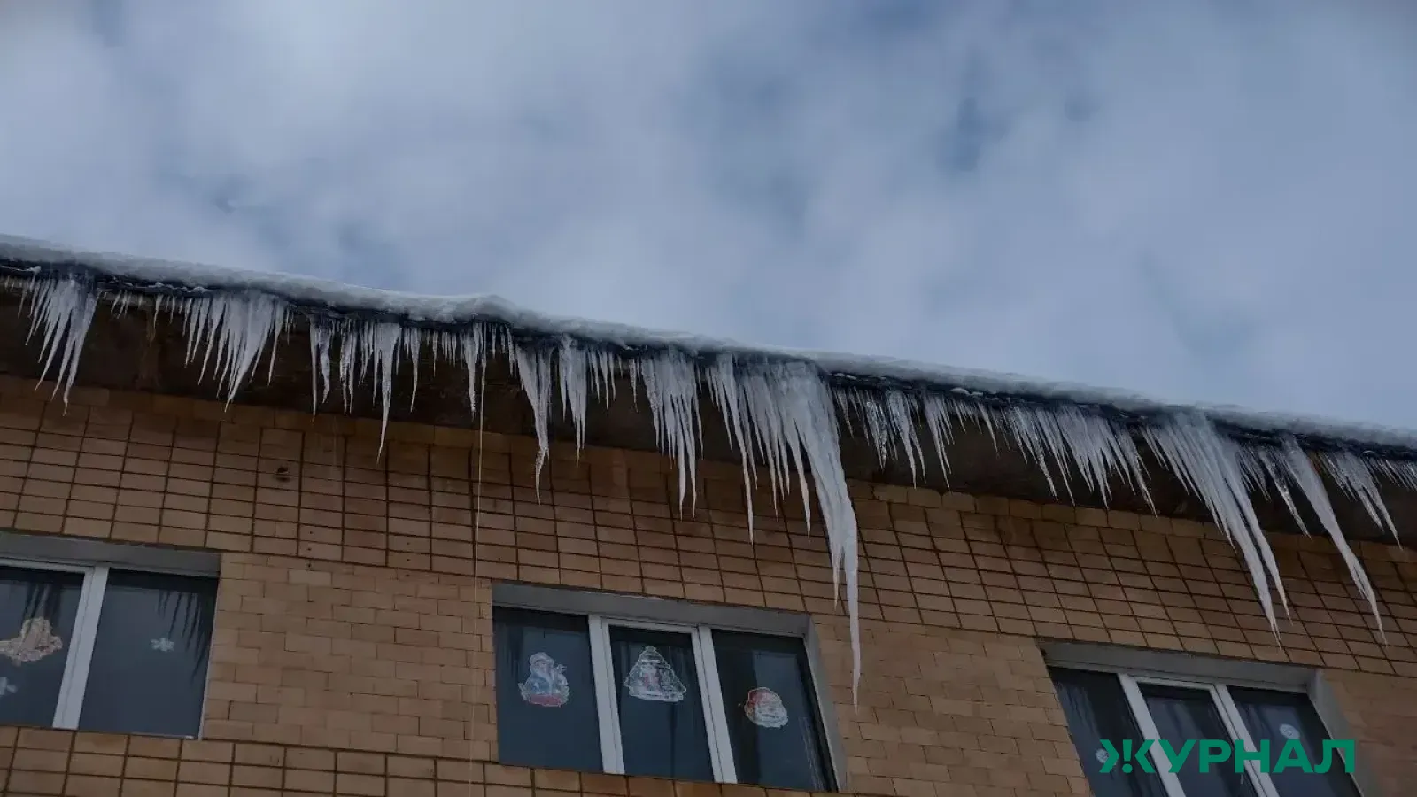 Повреждения крыш в Нижегородской области: 11 пострадавших из-за снега