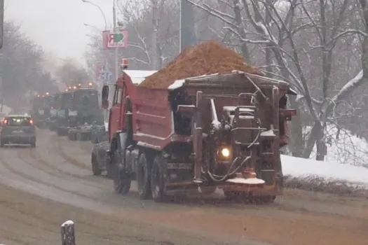 Городские службы Нижнего Новгорода усилили обработку дорог противогололедными материалами