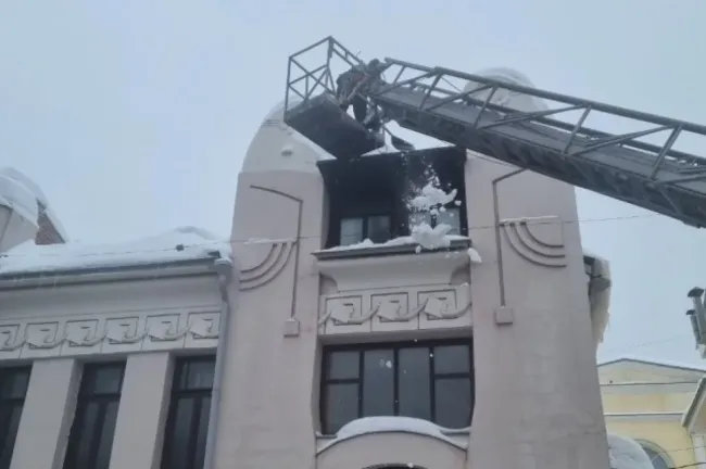 65 бригад альпинистов очищают крыши домов в Нижнем Новгороде
