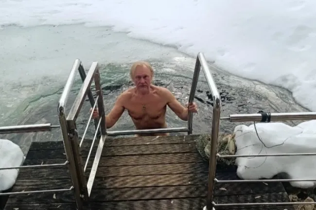 Вадим Булавинов отпраздновал день рождения купанием в проруби и тренировкой