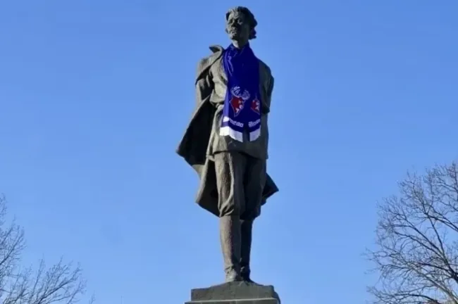 Памятник Горькому в Нижнем Новгороде украсили шарфом хоккейного клуба &laquo;Торпедо&raquo;