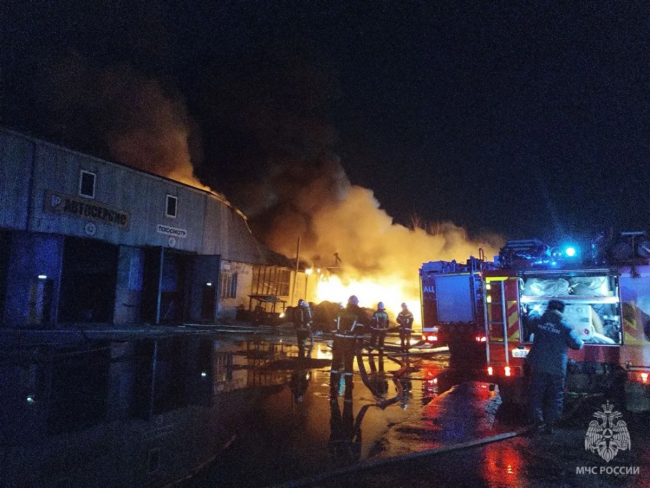Крупный пожар на складе автошин в Сормовском районе ликвидирован