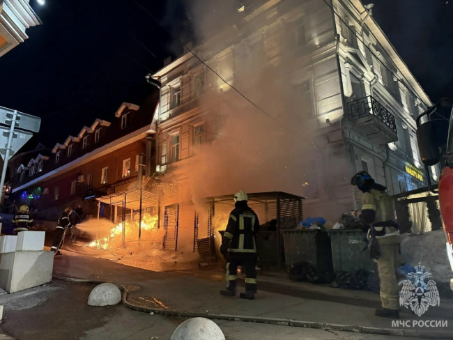 Пожар мусорных баков на улице Рождественской в Нижнем Новгороде ликвидирован