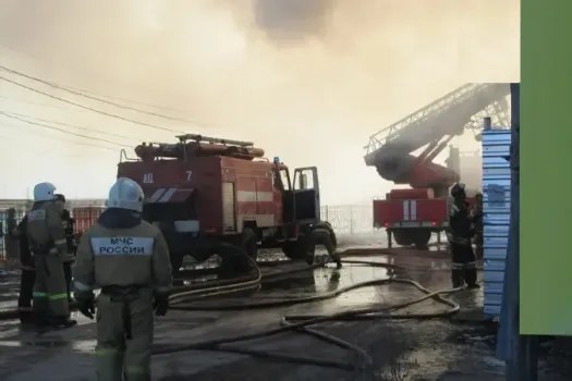 Пожар в Нижнем Новгороде: строительные бытовки загорелись у канатной дороги