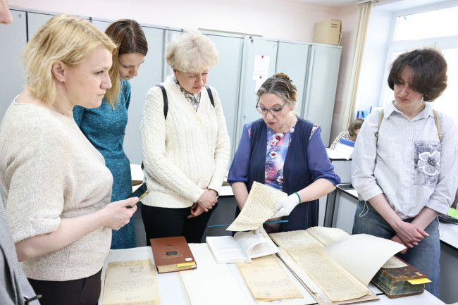 Сотрудники Заксобрания Нижегородской области посетили Центральный архив региона