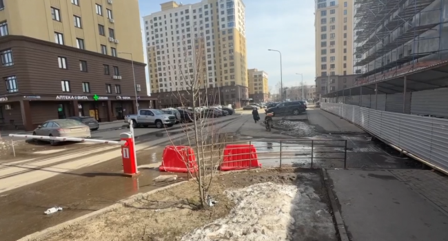 Мужчина на скутере в Нижнем Новгороде врезался в шлагбаум и сломал ногу