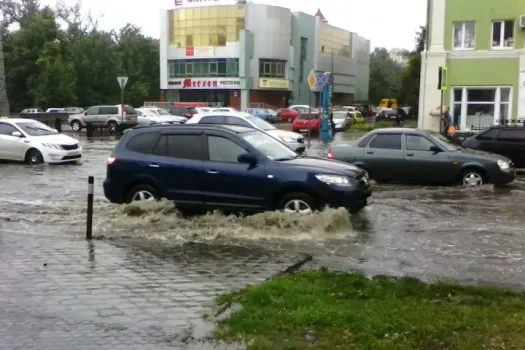 Затопленные дороги на улице Ухтомского в Нижнем Новгороде вызывают жалобы водителей
