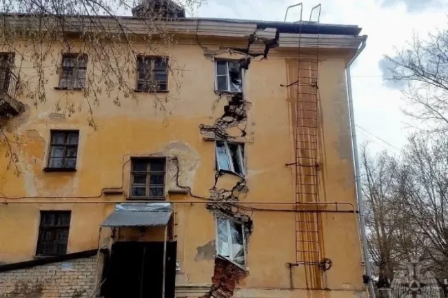 Трещина на фасаде трехэтажного дома в Балахне привела к эвакуации жильцов