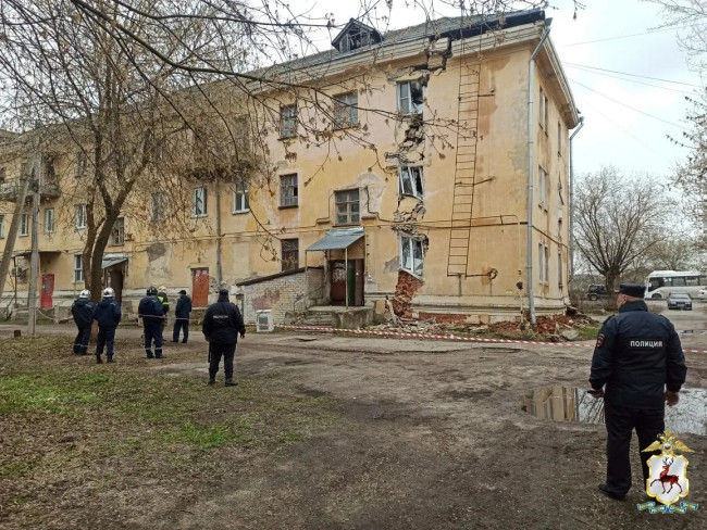 Полицейские охраняют эвакуированный дом в Балахне из-за угрозы обрушения