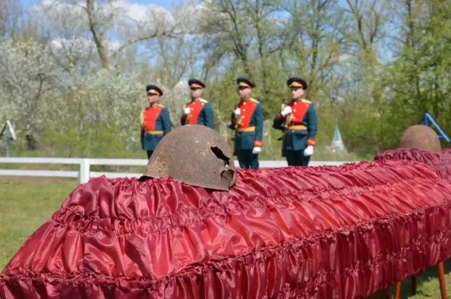 Леваневский участвовал в перезахоронении красноармейцев в ЛНР