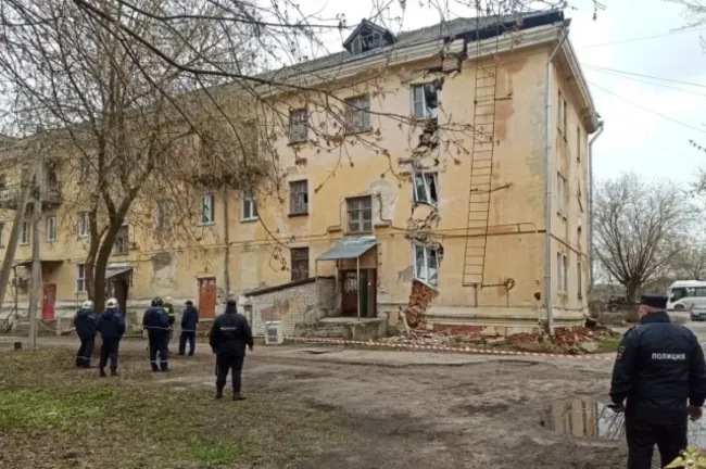 Гигантская трещина на доме в Балахне может быть вызвана смещением основания