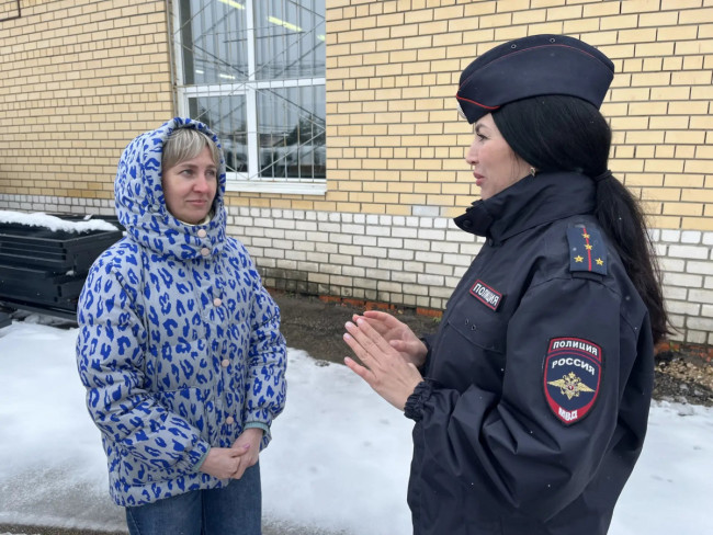 Сотрудник полиции в Нижнем Новгороде помогла школьнице вернуть потерянный телефон
