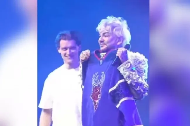 Хоккеисты &laquo;Торпедо&raquo; встретились с Киркоровым на концерте в Нижнем Новгороде