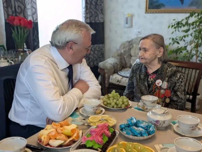 Евгений Люлин поздравил 100-летнюю труженицу тыла из Дзержинска с Днем Победы